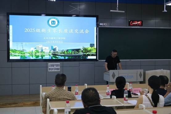 说明:C:\Users\Administrator\Desktop\新生家长会新闻\3.家长代表发言.JPG